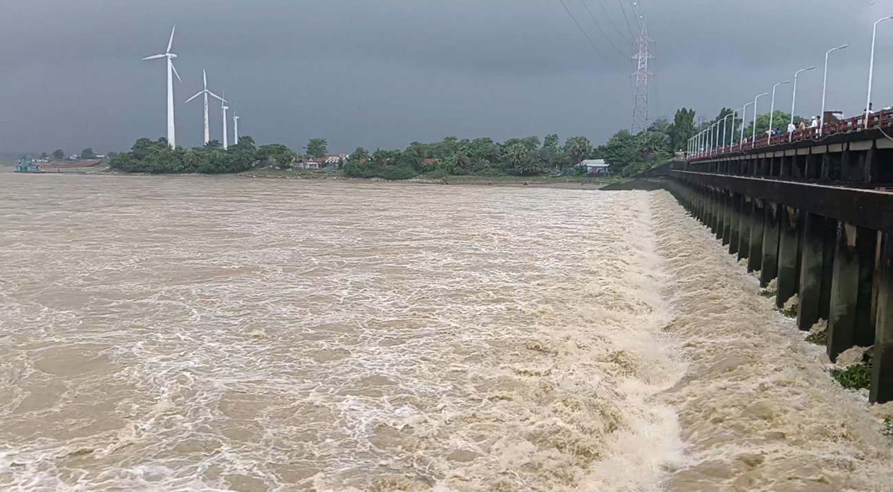 পাহাড়ি ঢল: খুলে দেওয়া হয়েছে মুহুরী প্রকল্পের ৪০ গেট