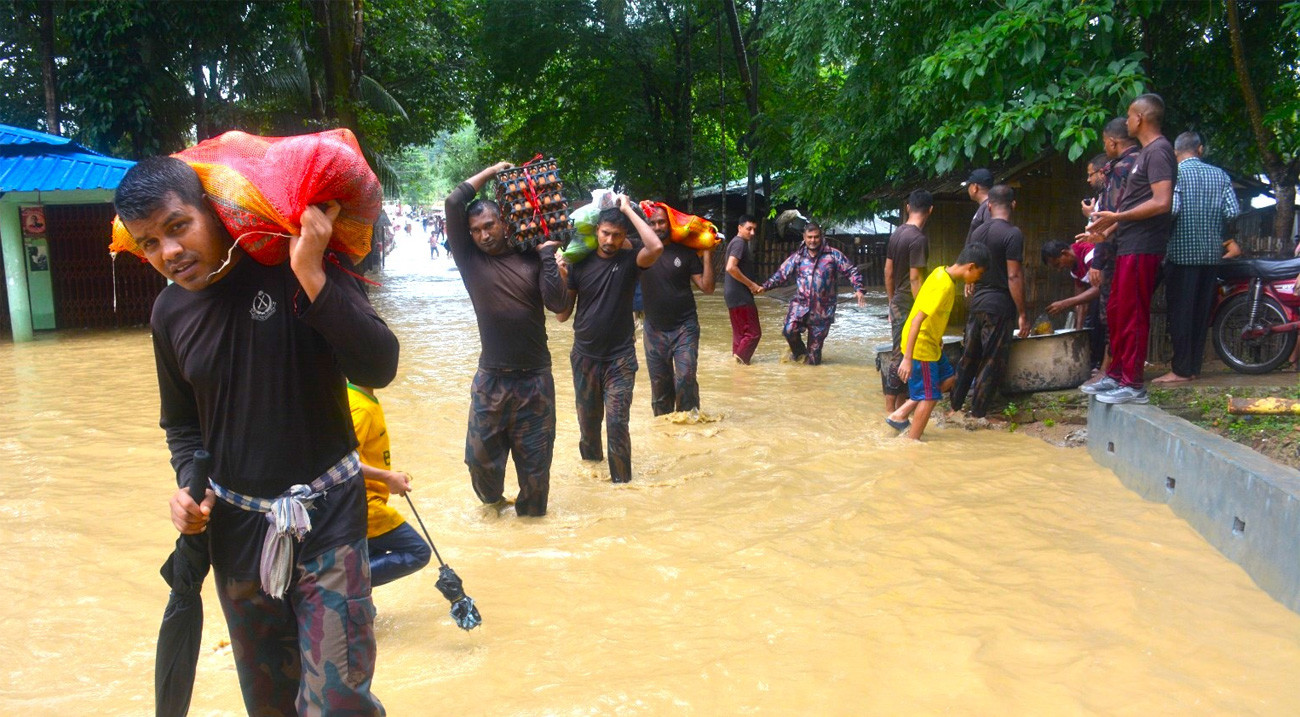 বান্দরবানে বন্যাদুর্গত ১২২ পরিবারকে উদ্ধার করল বিজিবি