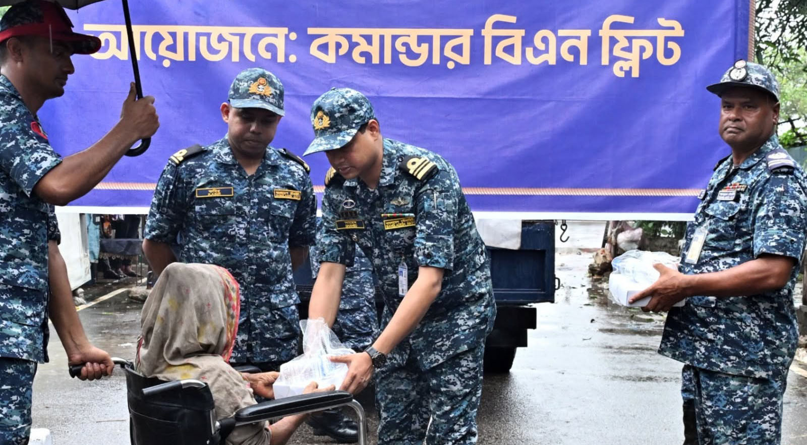 জলাবদ্ধতায় দুর্ভোগ, পানিবন্দিদের খাবার পৌঁছে দিল নৌবাহিনী