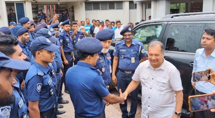হামলার ঘটনায় আগৈলঝাড়া থানা পরিদর্শন করলেন তথ্যমন্ত্রী