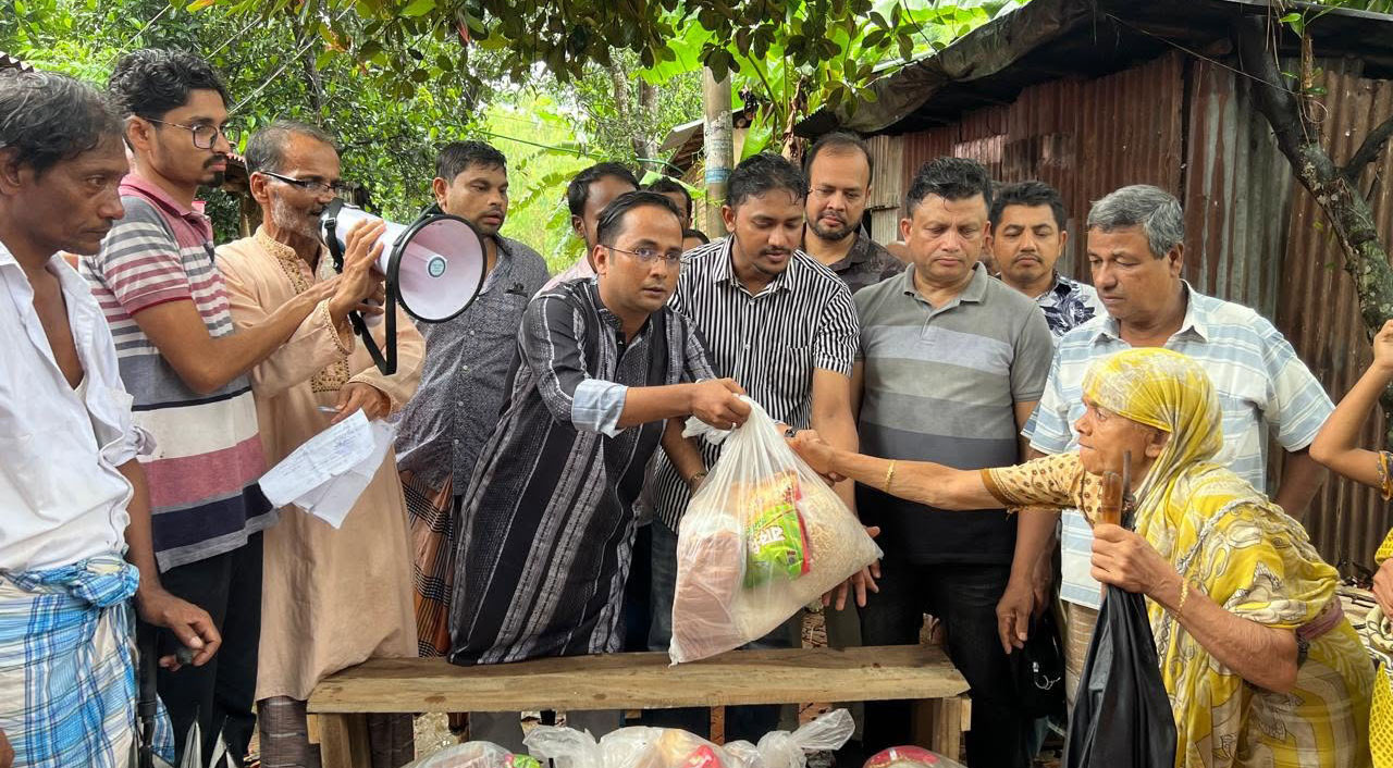 সাতকানিয়ায় বন্যাদুর্গতদের ছাত্রদলের ত্রাণসামগ্রী বিতরণ