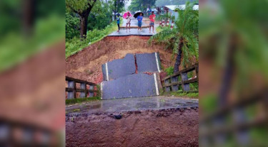 পাহাড়ি ঢলে সেতু ধসে রাঙামাটি-বান্দরবান সড়ক যোগাযোগ বিচ্ছিন্ন