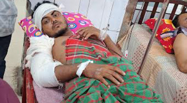 চাঁদপুরে প্রকাশ্যে যুবককে কুপিয়ে হত্যাচেষ্টা, পা হারানোর শঙ্কা