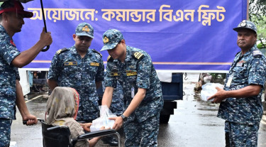 জলাবদ্ধতায় দুর্ভোগ, পানিবন্দিদের খাবার পৌঁছে দিল নৌবাহিনী