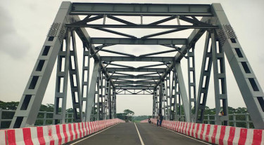 গোমা সেতুর রেলিংয়ের নাট-বল্টু খুলে নিল দুর্বৃত্তরা, নিরাপত্তা নিয়ে উদ্বেগ
