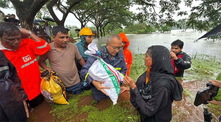 ‘ক্ষতিগ্রস্ত মানুষের পাশে দাঁড়ানো নৈতিক দায়িত্ব’