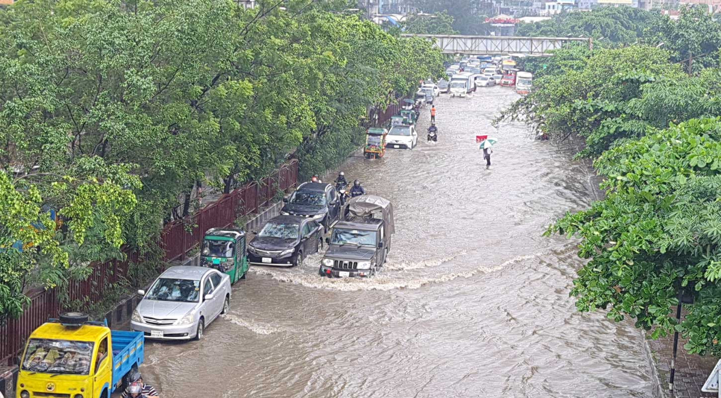ভারী বর্ষণে তলিয়ে গেছে রাজধানীর অলিগলি-রাজপথ