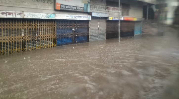অতিভারী বৃষ্টিতে জলমগ্ন ঢাকা, জরুরি প্রয়োজন ছাড়া বাইরে নয়