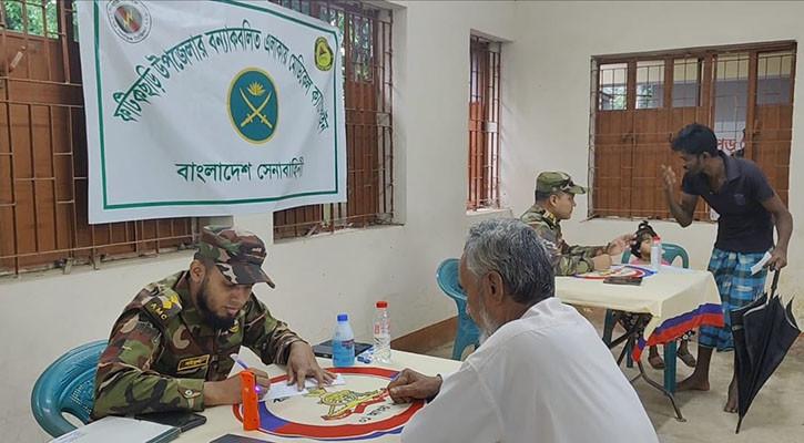 ফটিকছড়িতে বন্যার্তদের পাশে সেনাবাহিনী, ত্রাণের সঙ্গে চিকিৎসাসেবা