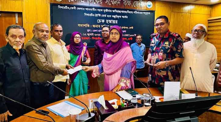 ফেনীতে সড়ক দুর্ঘটনায় ক্ষতিগ্রস্ত ২৩ পরিবার পেল সহায়তা