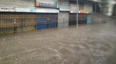 ভারী বৃষ্টি-জলাবদ্ধতার দিনে জরুরি প্রয়োজন ছাড়া বাইরে নয়