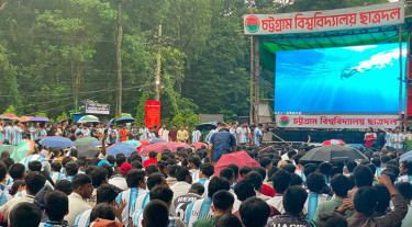 বৃষ্টিভেজা সকালে আর্জেন্টিনা উন্মাদনায় মুখর চবি ক্যাম্পাস