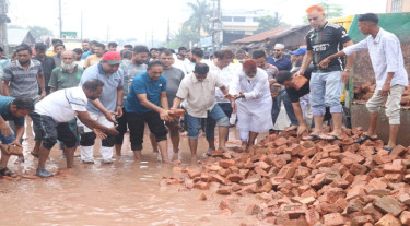 দলীয় নেতাকর্মীদের নিয়ে নিজ হাতে তুহিন মেরামত করলেন শিপইয়ার্ড সড়ক