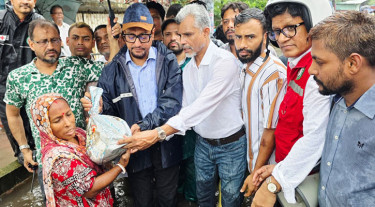 সিটি রেড ক্রিসেন্ট ও চসিকের উদ্যোগে ত্রাণ বিতরণ