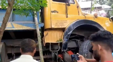 নীলফামারীতে ট্রাকচাপায় মা-২ সন্তানসহ নিহত ৪