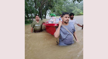 লোহাগাড়ায় পানিবন্দিদের মাঝে খাদ্যসামগ্রী বিতরণ