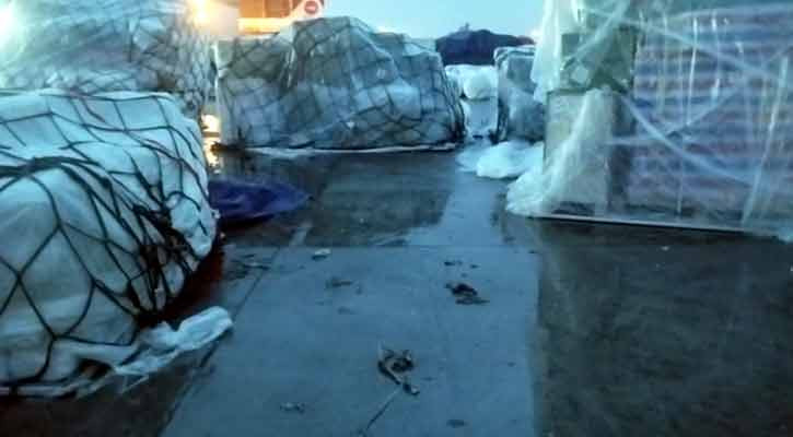 গুদাম সংকটে বৃষ্টিতে ভিজছে শাহজালাল বিমানবন্দরের আমদানি পণ্য, ঝুঁকিতে কোটি টাকার মালামাল