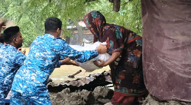বানভাসি মানুষের পাশে কোস্ট গার্ড