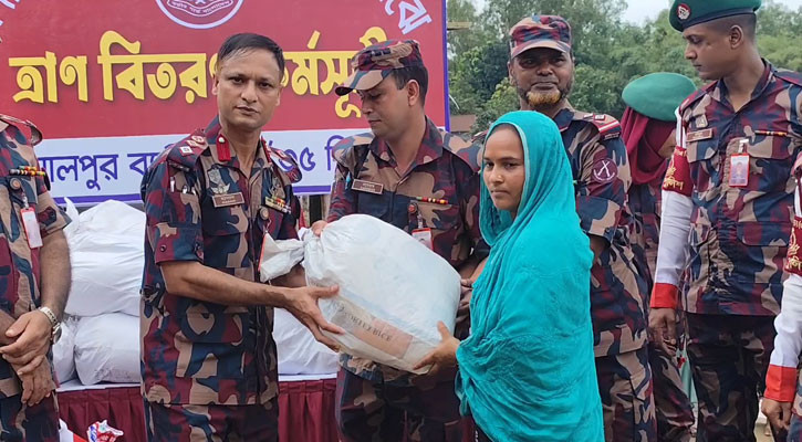জামালপুরে নদী ভাঙনের শিকার ৩০টি পরিবারকে বিজিবির সহায়তা