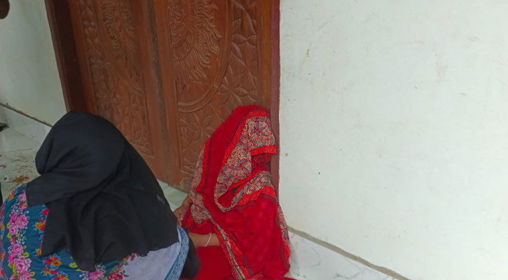 স্ত্রীর স্বীকৃতির দাবিতে অনশন, লাথি মেরে পেটের সন্তান নষ্টের অভিযোগ