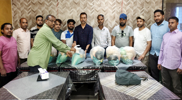পটিয়া প্রেস ক্লাবের উদ্যোগে পত্রিকার হকারদের খাদ্য সহায়তা