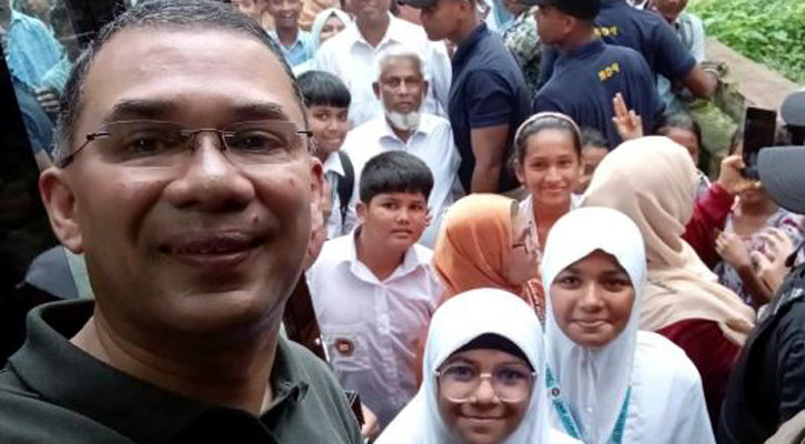 শিক্ষার্থীদের আবদারে গাড়ি থামালেন প্রধানমন্ত্রী, তুললেন সেলফি
