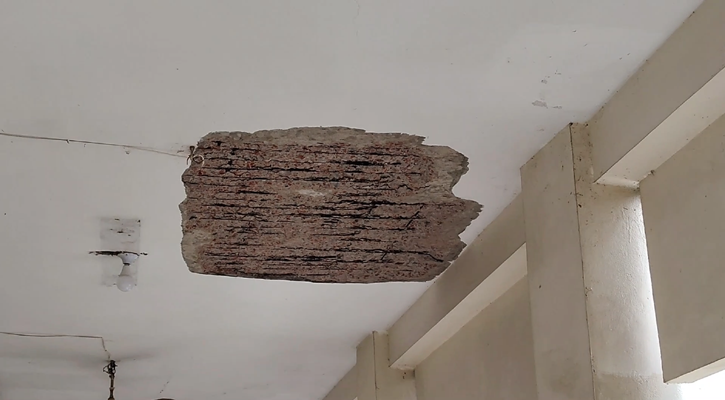 বাগেরহাটে আদালত ভবনের ছাদ ধসে আহত ৫