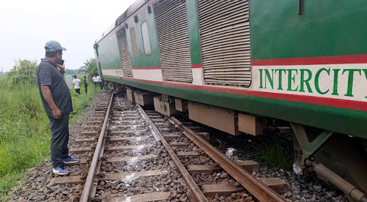 ঈশ্বরদীতে একতা এক্সপ্রেস লাইনচ্যুত, উত্তরাঞ্চলের সঙ্গে যোগাযোগ বন্ধ