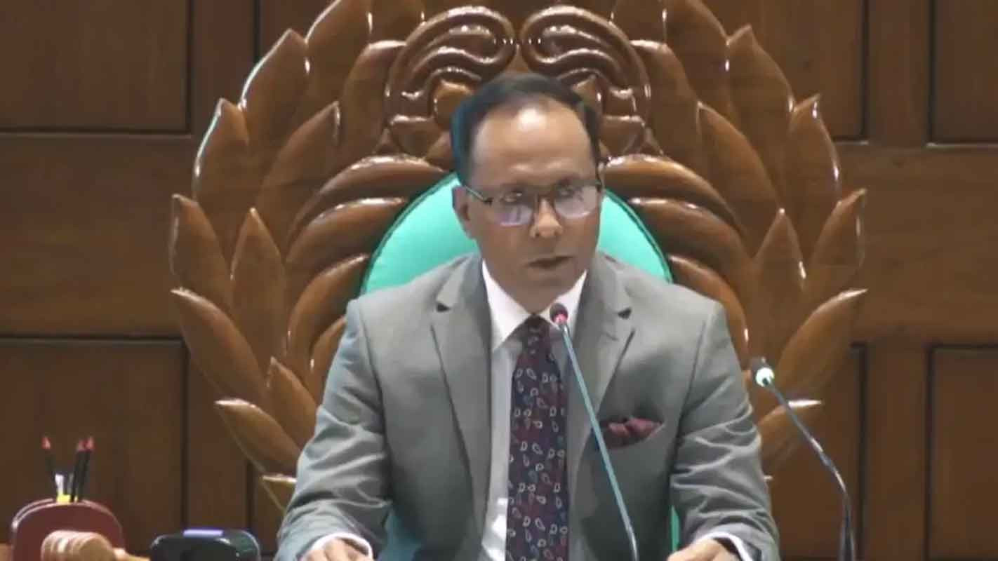 শোবার ঘরের ছাদ চুইয়ে পানি পড়ে, বাটি দিয়ে আটকে রাখেন ডেপুটি স্পিকার