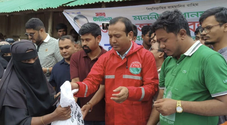 বন্যাদুর্গতদের পাশে ছাত্রদল, রামুতে ত্রাণ বিতরণ