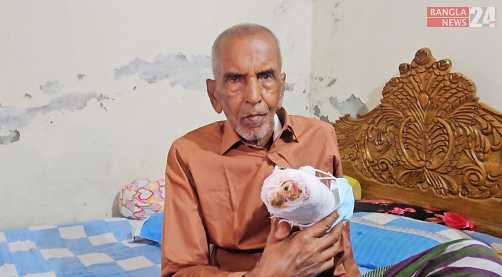 নরসিংদীতে বয়স্ক ভাতা আনতে গিয়ে হাতের ২ আঙুল হারালেন বৃদ্ধ