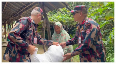 টানা বর্ষণে ক্ষতিগ্রস্ত অসহায় মানুষের মাঝে বিজিবির সহায়তা