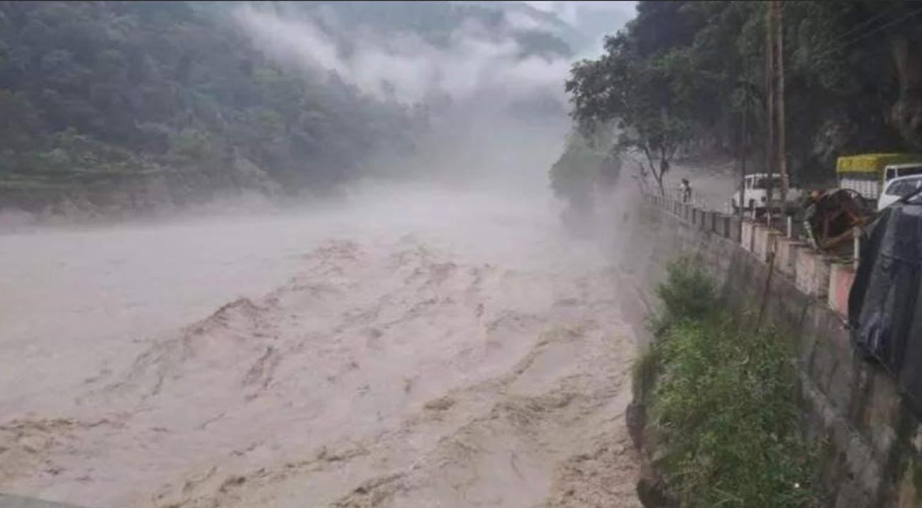 ফুঁসছে তিস্তা, সিকিম-শিলিগুড়ি যোগাযোগ বিচ্ছিন্ন: উত্তরবঙ্গে লাল সতর্কতা
