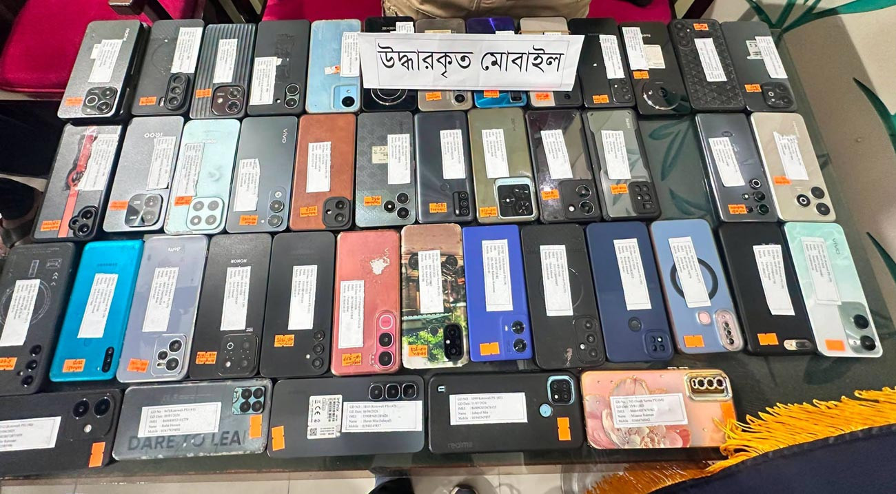উদ্ধার করা ৪৪ মোবাইল সেট মালিকদের কাছে ফিরিয়ে দিলো এসএমপি