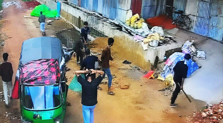 ২০ লাখ টাকা চাঁদা না পেয়ে নির্মাণাধীন ভবনে হামলা, ককটেল নিক্ষেপ