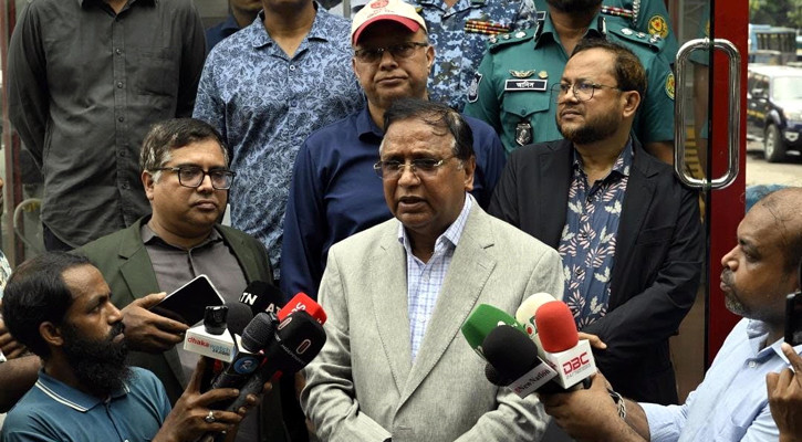 শাহবাগে আধুনিক স্বয়ংক্রিয় ট্রাফিক সিগন্যাল চালু করল ডিএসসিসি