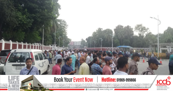 রাষ্ট্রপতির শপথ: বঙ্গভবনের সামনে জনতার ভিড়