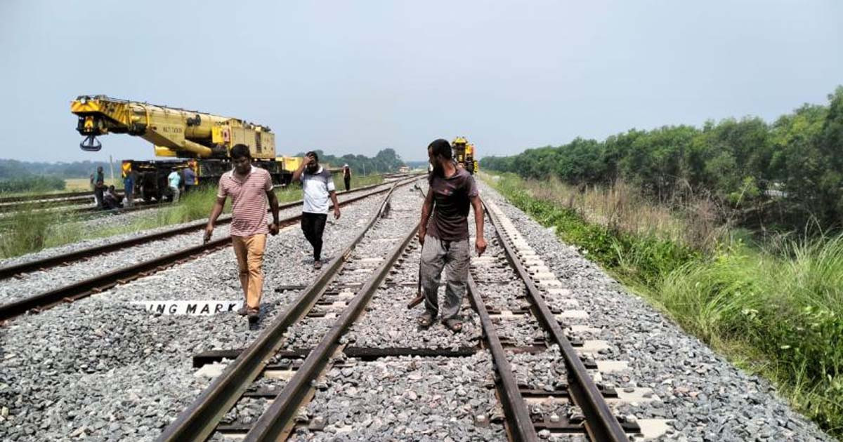 খুলনায় রূপসা এক্সপ্রেসের দুই বগি লাইনচ্যুত