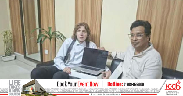 কান্না দেখে জার্মান তরুণকে ম্যাকবুক উপহার