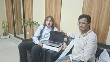 কান্না দেখে জার্মান তরুণকে ম্যাকবুক উপহার