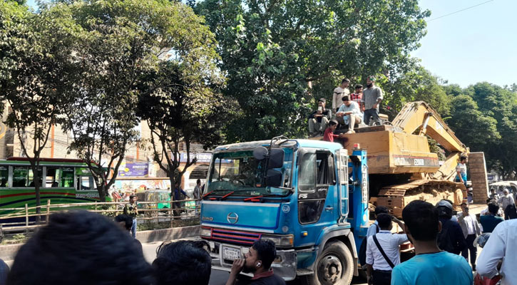 বুলডোজার নিয়ে ধানমন্ডি অভিমুখে ঢাকা কলেজের শিক্ষার্থীরা 