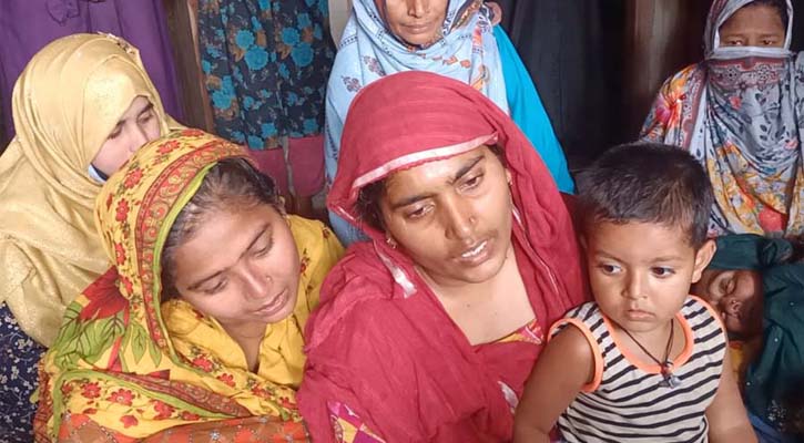 শিশুসন্তানকে কোলে নিয়ে আহাজারি করছেন নিহত তাহাজ্জুদ হোসেনের স্ত্রী সুমি বেগম