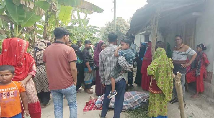 প্রতিপক্ষের হাতে নিহত খলিল শেখের লাশ ঘিরে রয়েছে এলাকাবাসী