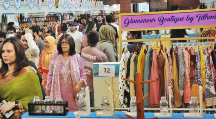 তারা উদ্যোক্তা মেলায় ক্রেতাদের ভিড়/ছবি: শাকিল আহমেদ