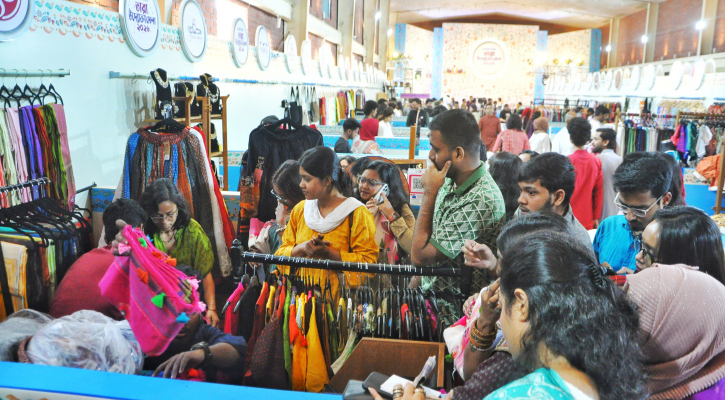 তারা উদ্যোক্তা মেলায় ক্রেতাদের ভিড়/ছবি: শাকিল আহমেদ