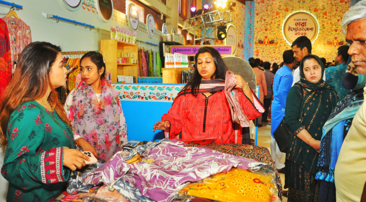 তারা উদ্যোক্তা মেলায় ক্রেতাদের ভিড়/ছবি: শাকিল আহমেদ