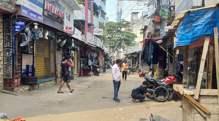 অলস সময় কাটছে বাইক পট্টির মিস্ত্রিদের। ছবি: বাংলানিউজ