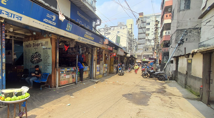 অলস সময় কাটছে বাইক পট্টির মিস্ত্রিদের। ছবি: বাংলানিউজ