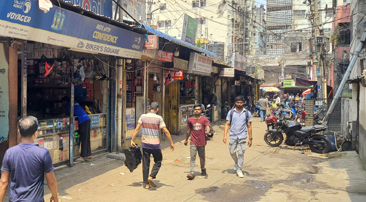 অলস সময় কাটছে বাইক পট্টির মিস্ত্রিদের। ছবি: বাংলানিউজ