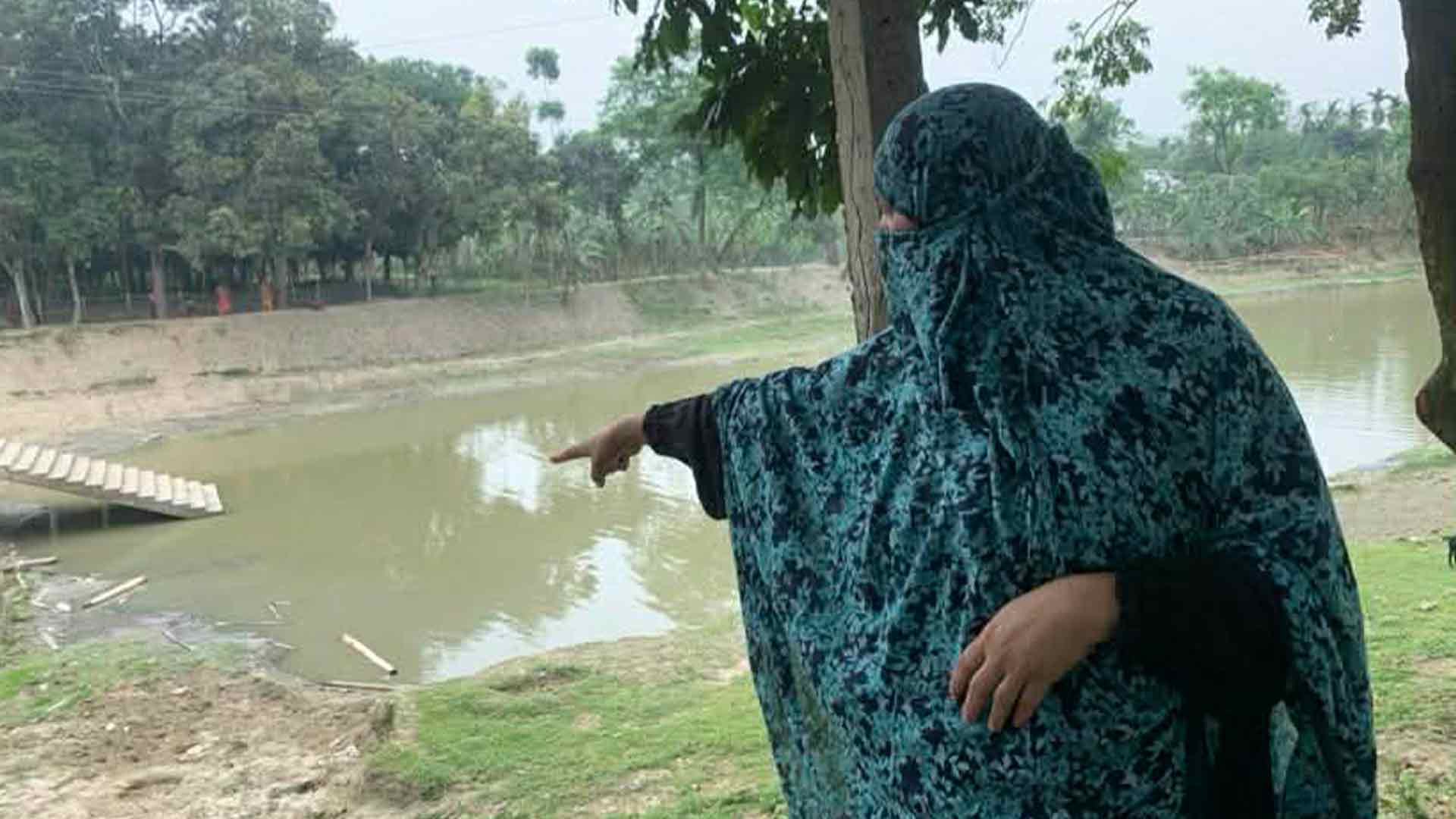 ছেলের ডুবে যাওয়ার স্থান দেখাচ্ছেন নাসিমা বেগম